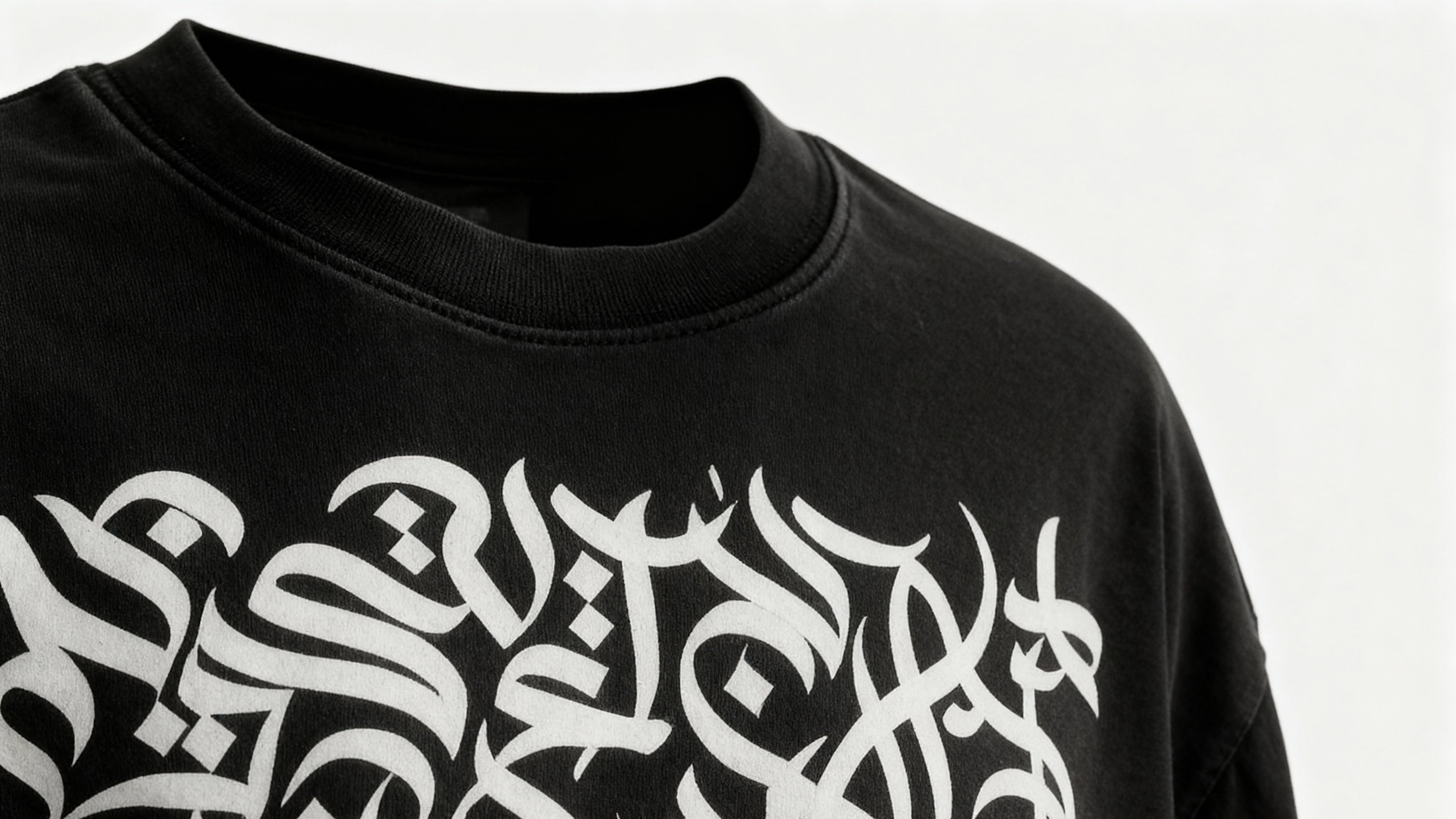 T-shirt “Calligraphie Nocturne” – Noir Premium