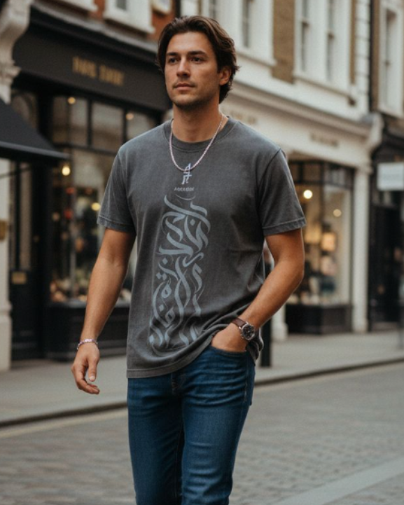 T-shirt “Gris d’Argile” – Édition Calligraphie